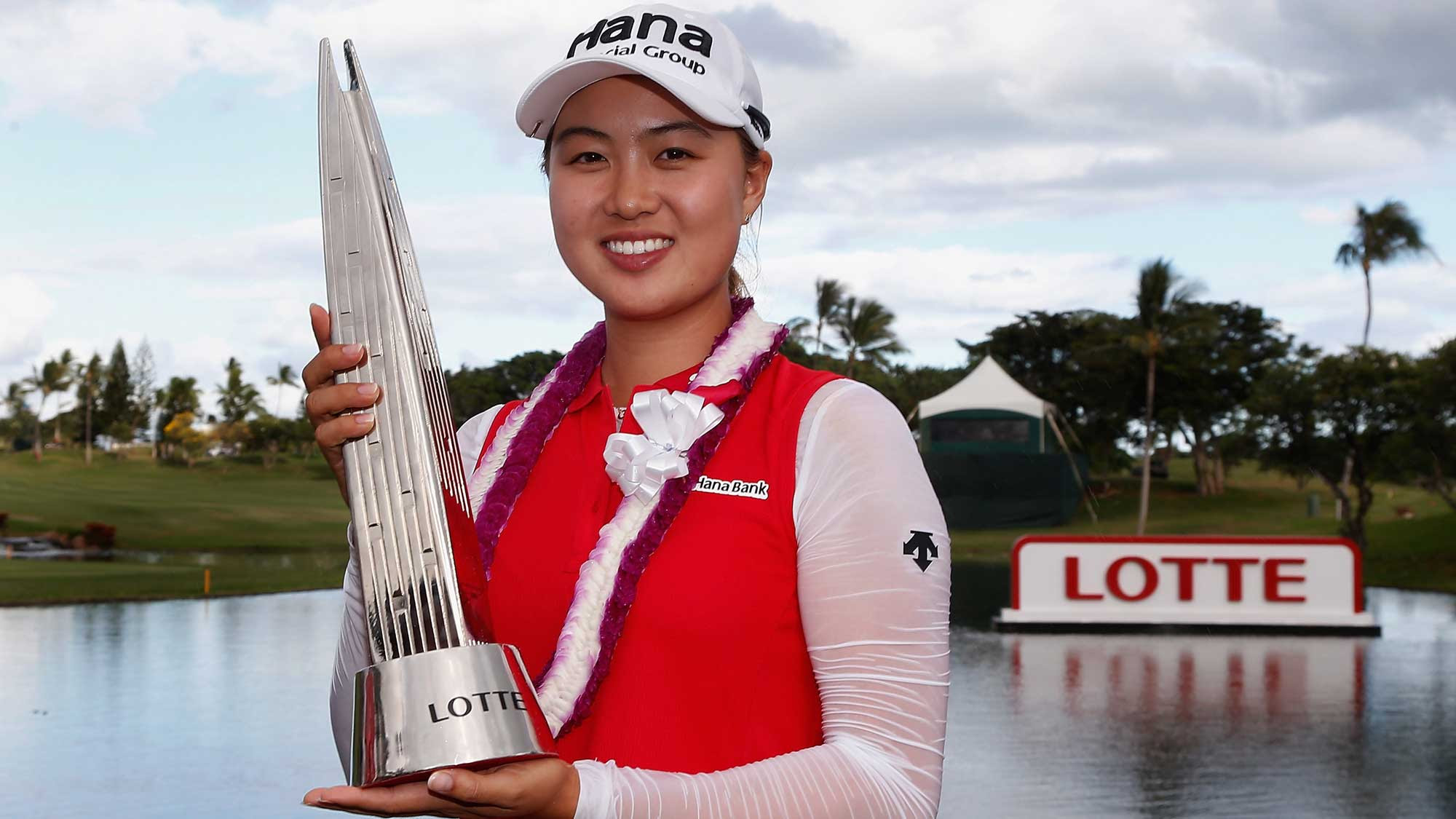 Minjee Lee with Lotte trophy