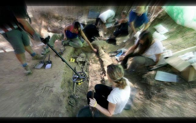 Los voluntarios de ARMH trabajando sobre un cuerpo, imagen de la producción de Zambara Zinema para el futuro documental El Espejo de la Memoria, de Pablo Alonso. / Bambara Zinema
