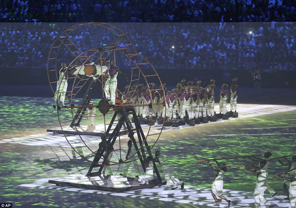 Uma dança movendo-se com artistas representando uma represention dos escravos africanos trazidos para o Brasil