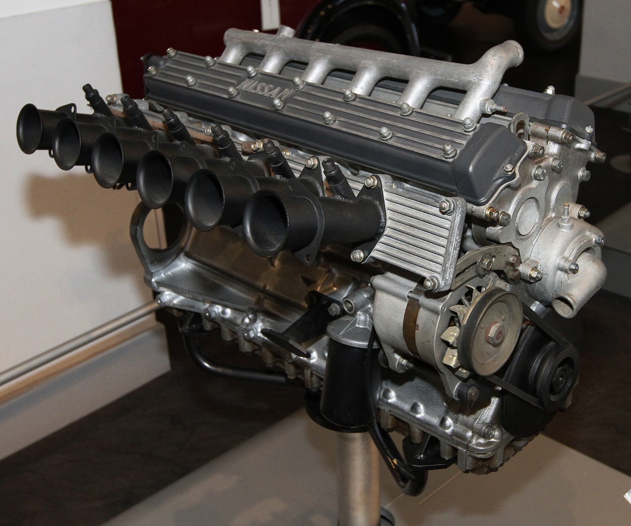 GR8型エンジン。左右分割されたヘッドカバーがまるでV型エンジンのように見える(出典：https://commons.wikimedia.org/wiki/)