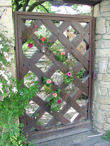 Front gate Spring decoration