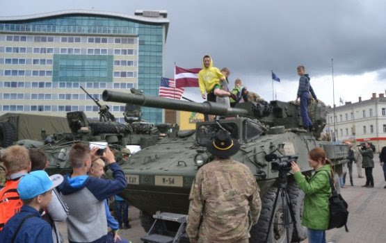 НАТО в Даугавпилсе: американские Stryker и восторженные дети