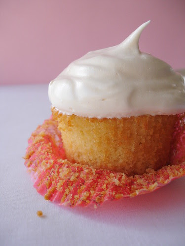 Honey and golden syrup meringue cupcakes / Cupcakes de mel com cobertura de merengue