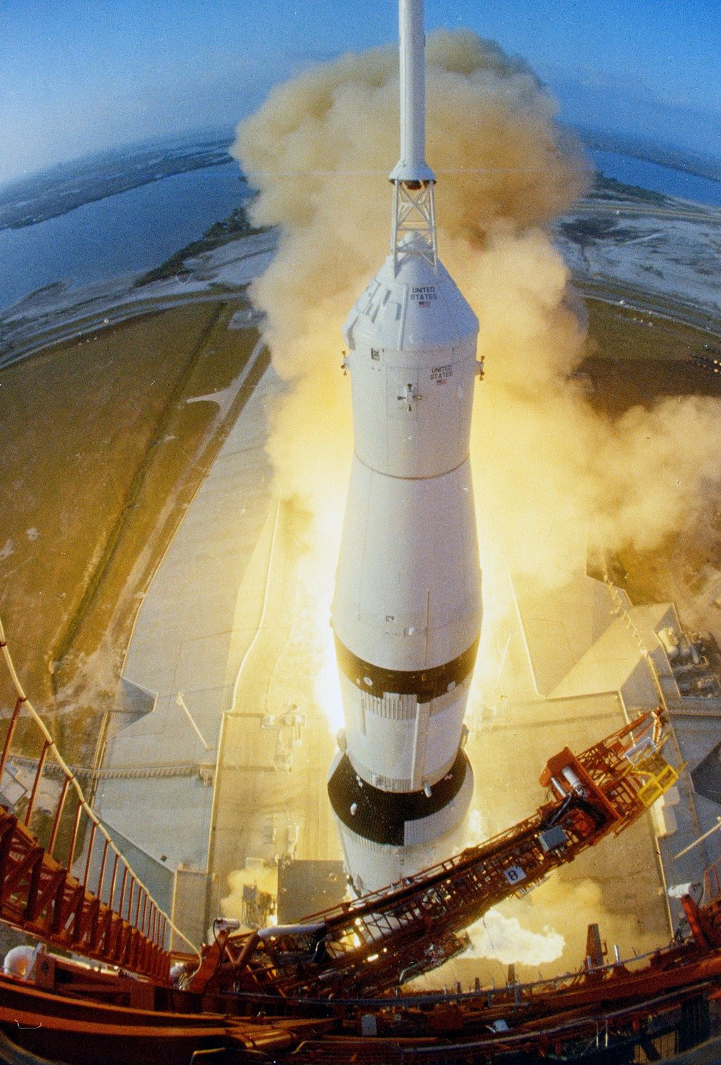 Apr04-1968-Apollo06-liftoff