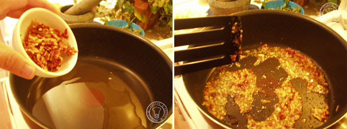 Verhit de olie in de wok en roerbak chilipepertjes en knoflook tot de geur vrijkomt.