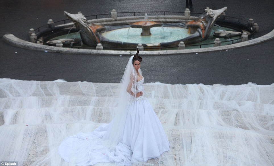 amazing-worldfacts-world-s-longest-wedding-dress-train
