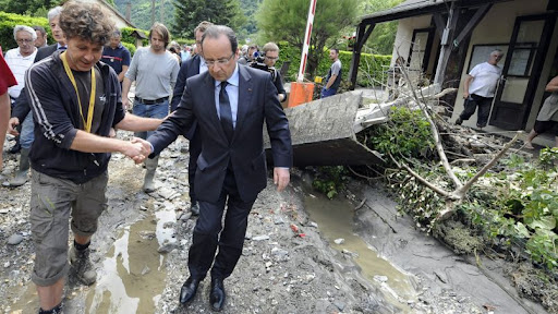 LES PIEDS DANS LA BOUE. François Hollande s'est rendu dans le village de Saint-Béat en Haute-Garonne, gravement touché par les crues exceptionnelles qui se sont produites dans la région et qui ont fait trois victimes.