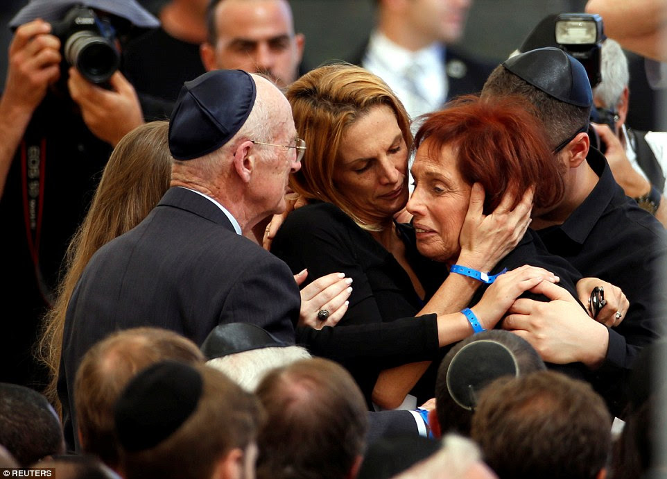 Desolado: Tsvia, a filha do ex-presidente israelense, Shimon Peres é consolado por sua família enquanto ela chora durante funeral de seu pai
