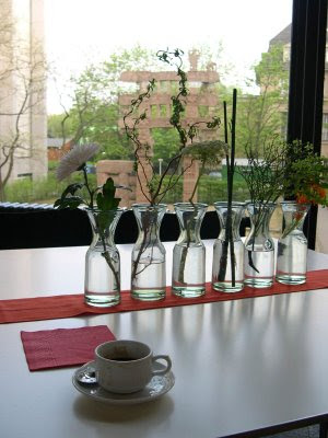 Dahlem, ikebana a múzeum kávézójának asztalán