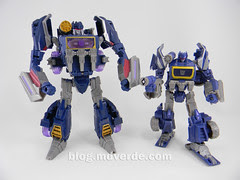 Transformers Soundwave Voyager - Generations Fall of Cybertron - modo robot vs WFC Deluxe