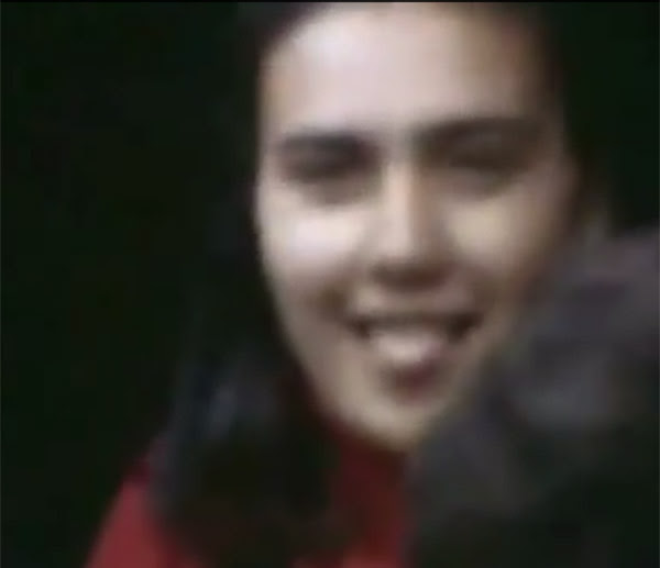 Luego de besar crucifijos, Conchita saca la lengua en una forma por demás irreverente en el minuto 5:47 del video que se presenta al hacer click.
