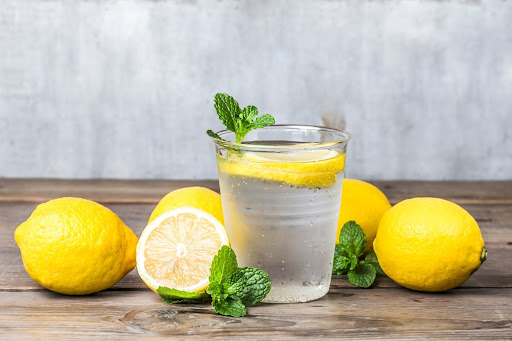 Beneficios de tomar agua con limón en ayunas | IVESS