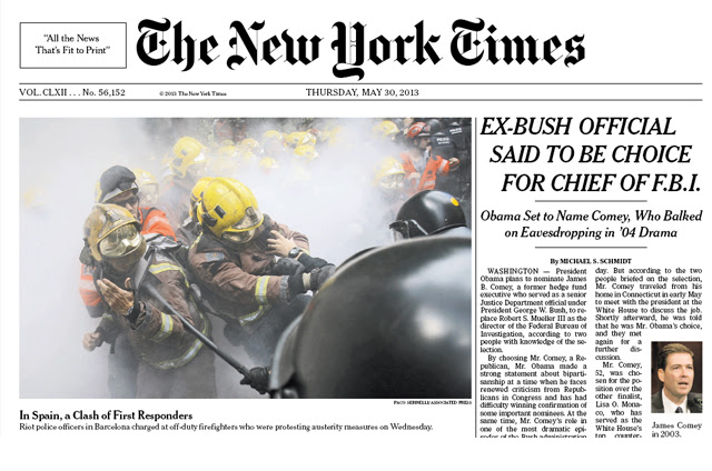 Foto de los mossos cargando contra los bomberos, en la portada del New York Times.