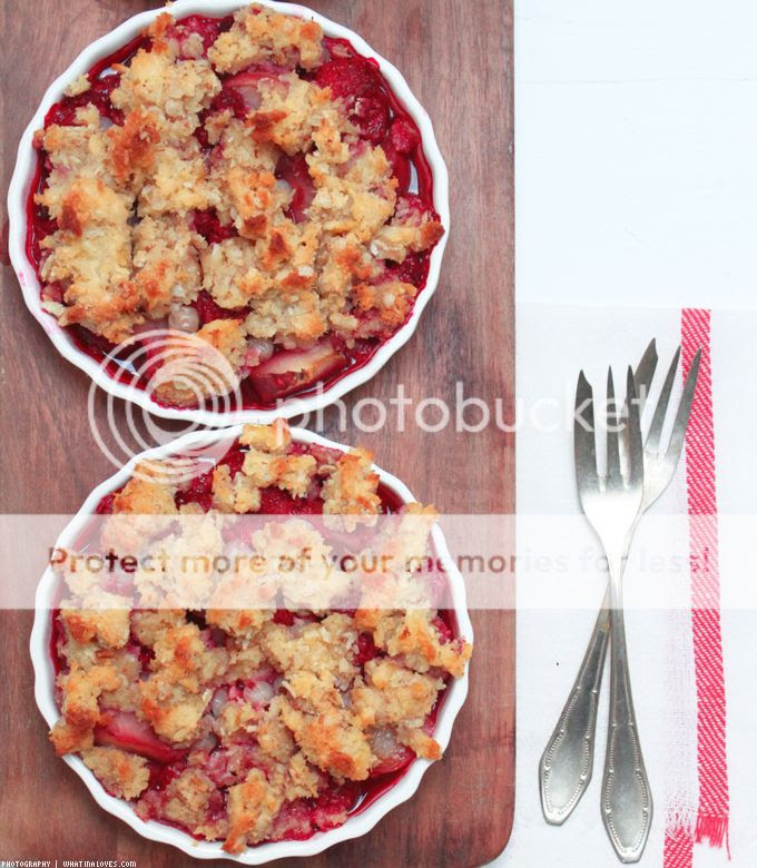 Low Carb Berry Crumble | whatinaloves.com Crumble