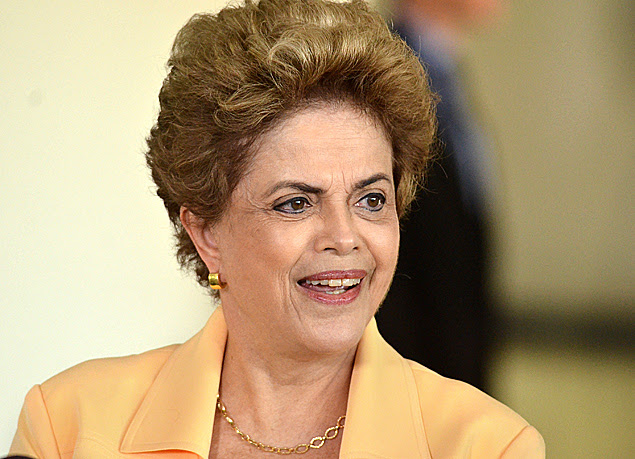 BRASILIA, DF, BRASIL, 05/04/2016, A presidente Dilma Rousseff visita a aeronave KC-390 na Base Aérea de Brasília, nesta terça-feira. A aeronave militar é fabricada pela empresa brasileira Embraer em parceria com a Argentina, Portugal e República Tcheca. (Foto: Renato Costa/Folhapress, PODER)