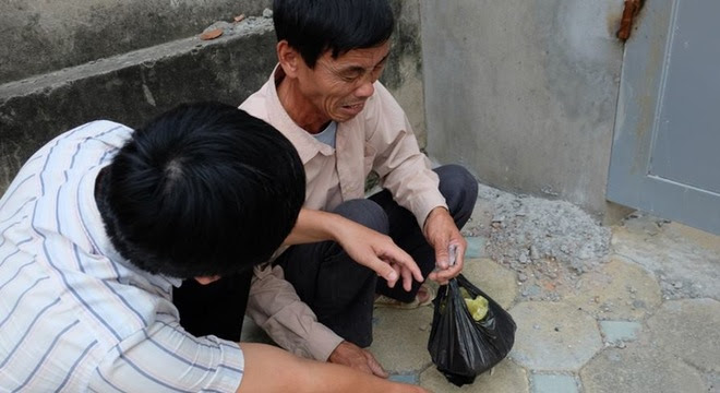 Người đàn ông ôm bụng đi khắp các con đường Hà Nội - ảnh 5 Hình ảnh Người đàn ông ôm bụng đi khắp các con đường Hà Nội số 5