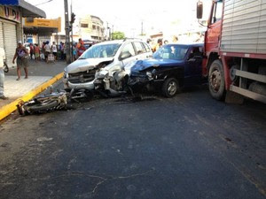 Acidente com cinco veículos complica trânsito no bairro de Água Fria, no Recife. (Foto: Kety Marinho/TV Globo)