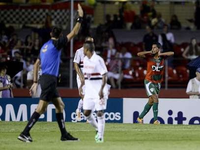 Árbitro anulou gol da Portuguesa em lance duvidoso no primeiro tempo Foto: Ricardo Matsukawa / Terra