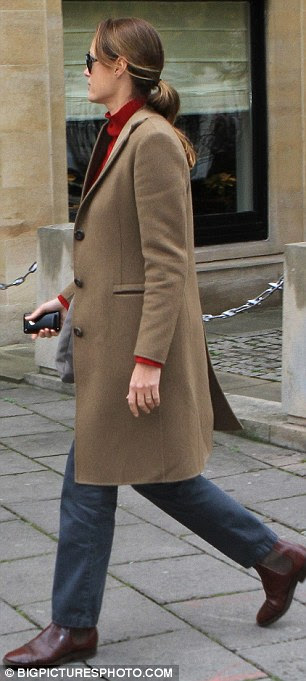 Modelo de mãe: Yasmin aparência elegante para fora e aproximadamente em Londres