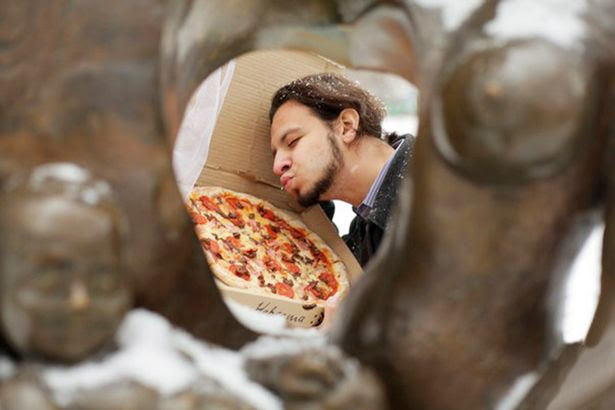 Homem se casa com uma pizza