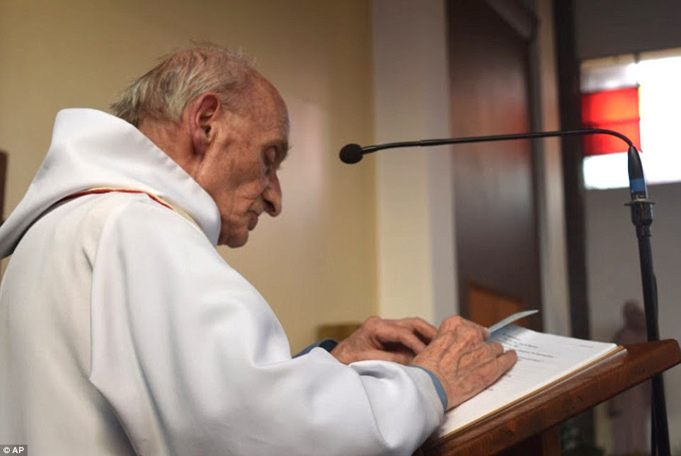 Os dois assassinos ISIS forçado padre idoso Jacques Hamel de joelhos antes de filmar-se cortando sua garganta, de acordo com testemunhas