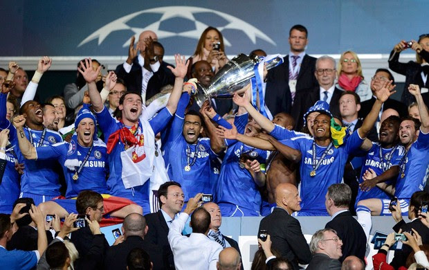 Jogadores do Chelsea erguem a taça (Foto: Reuters) Jogadores do Chelsea erguem a taça (Foto: Reuters)