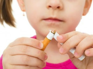Sigarette, è ufficiale: vietati pacchetti da 10, no fumo in auto con bimbi e donne incinte