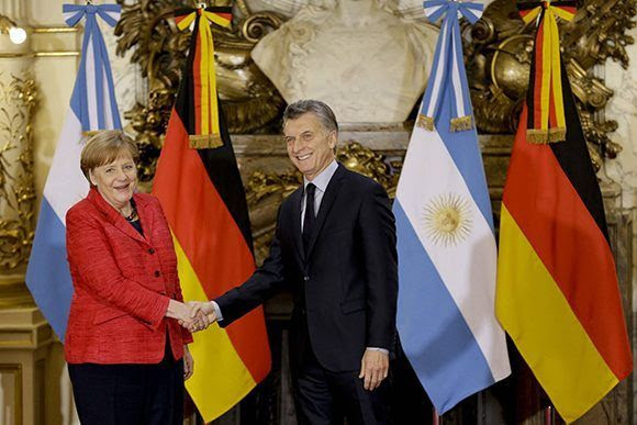 El presidente de Argentina, Mauricio Macri, recibe a la canciller alemana, Angela Merkel. La líder germana hizo declaraciones contra el gobierno de Nicolás Maduro en Argentina. Foto: AP.