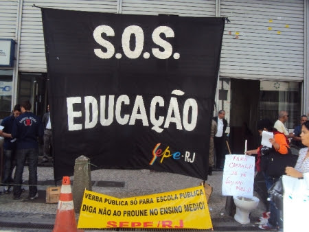 Professores estão em greve há mais de 30 dias (Sérgio Vieira / R7) professores