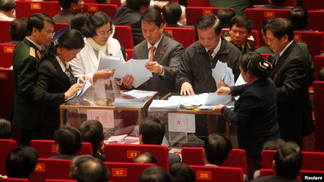 Các quan chức đếm phiếu trong phiên bầu chọn tại Đại hội đảng lần thứ 11 ngày 17/1/2011.