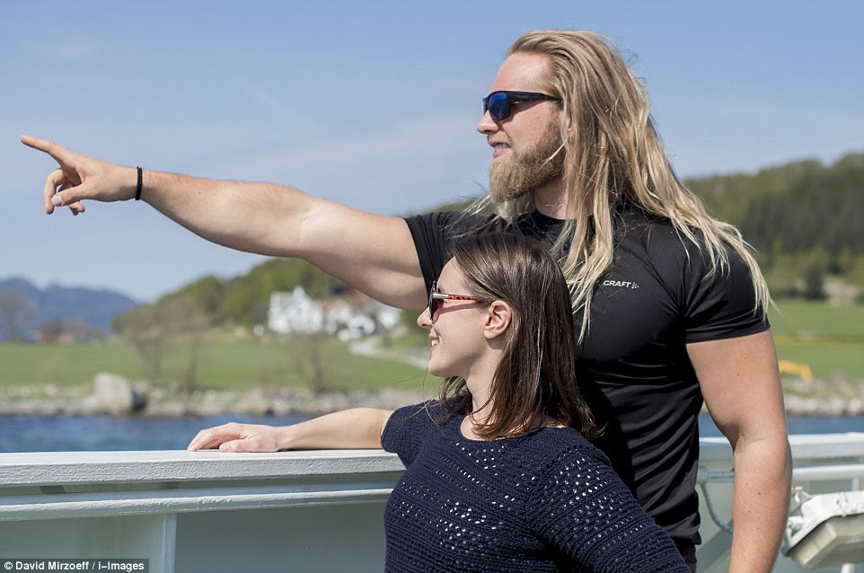 There goes another one! Hanging out with Lasse, you have to get used to his fans, women and men, stopping him in the street and asking for a selfie