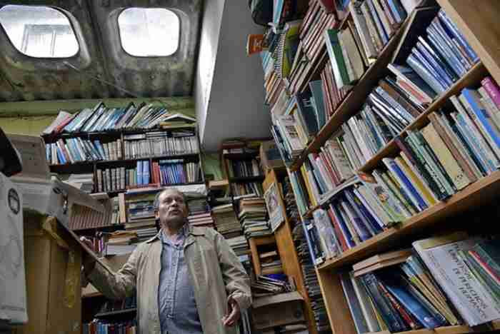 Σκουπιδιάρης μάζεψε 25.000 βιβλία από τα σκουπίδια και με αυτά έφτιαξε βιβλιοθήκη για τα φτωχά παιδιά. Οι φωτογραφίες είναι εκπληκτικές. Σκουπιδιάρης μάζεψε 25.000 βιβλία από τα σκουπίδια και με αυτά έφτιαξε βιβλιοθήκη για τα φτωχά παιδιά. Οι φωτογραφίες είναι εκπληκτικές.