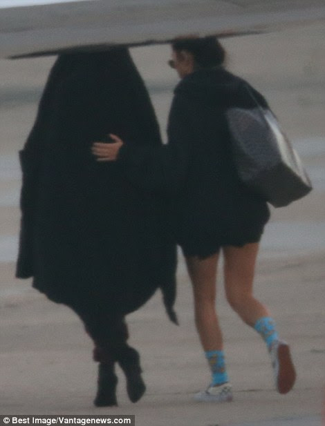 Kim Kardashian é visto sendo apressou-se a um jato particular no aeroporto de Le Bourget, em Paris, após ter sido roubado à mão armada nas primeiras horas desta manhã. Kim foi acompanhada por sua assistente e guarda-costas pessoal como ela correu para o plano de espera.