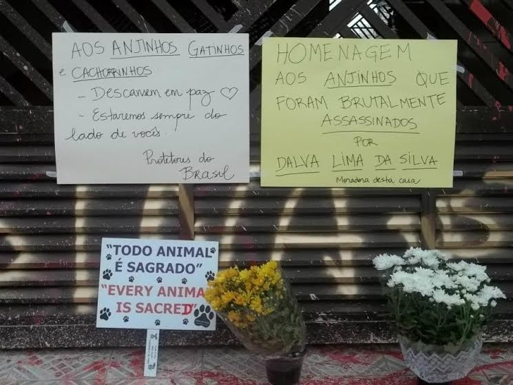 Em frente à casa de Dalva ativistas deixaram homenagem aos animais assassinados