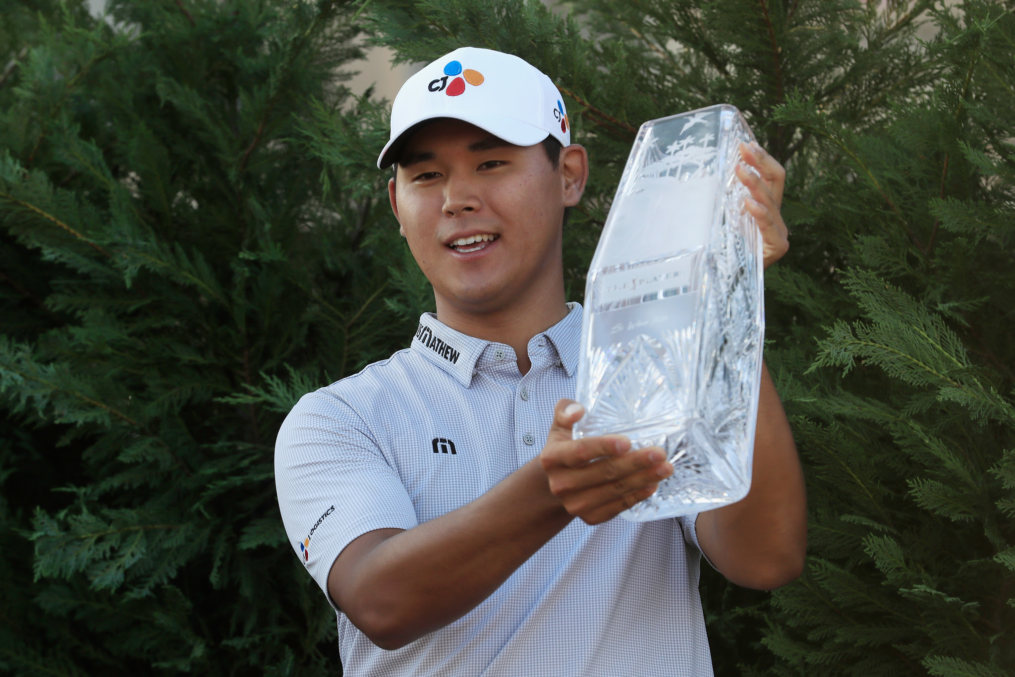Si Woo Kim lifts THE PLAYERS trophy