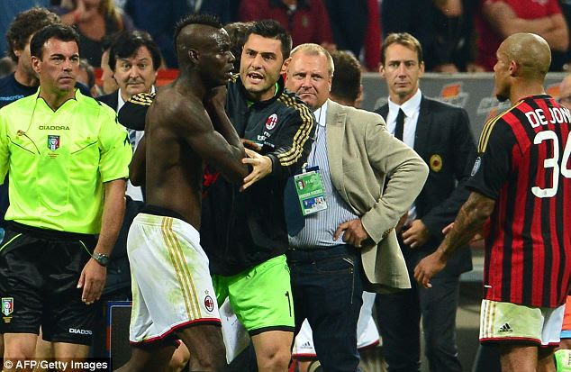 AC Milan's forwards Mario Balotelli (2ndL) reacts after receiving a red card