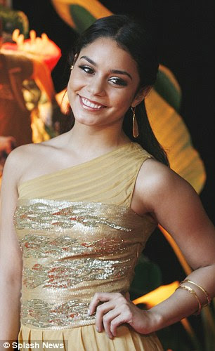 http://i.dailymail.co.uk/i/pix/2012/01/15/article-2087086-0F76F0A800000578-867_306x500.jpg