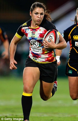 Poder e da beleza: Inglaterra de rugby estrela Amy Wilson-Hardy, à esquerda, 24, diz que usando maquiagem e fazer seu cabelo antes de um jogo grande a ajuda a se sentir feminina e confiante em campo