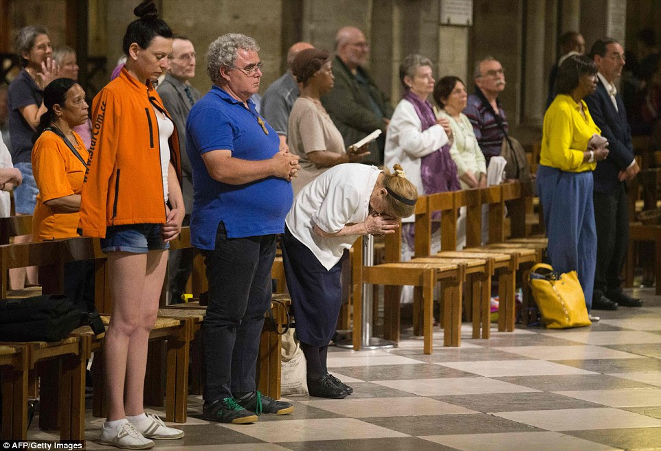 Enlutados e adoradores assistir a uma missa em memória do sacerdote assassinado, como verificou-se que seus assassinos já eram conhecidos por serem terroristas ameaças da polícia francesa