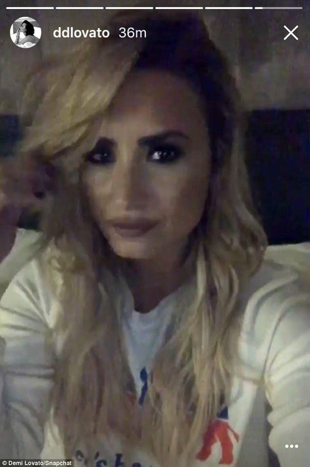 O cabelo longo, não se importa: The Cool para o crooner Verão certamente surpreendeu leal "Lovatics" com seu novo visual mais leve junto com extensões de cabelo incompatíveis