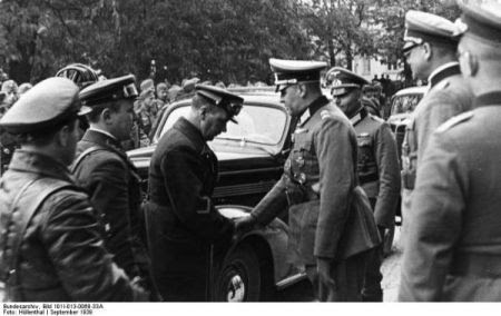 Sovieticii se saluta cu nazistii-6