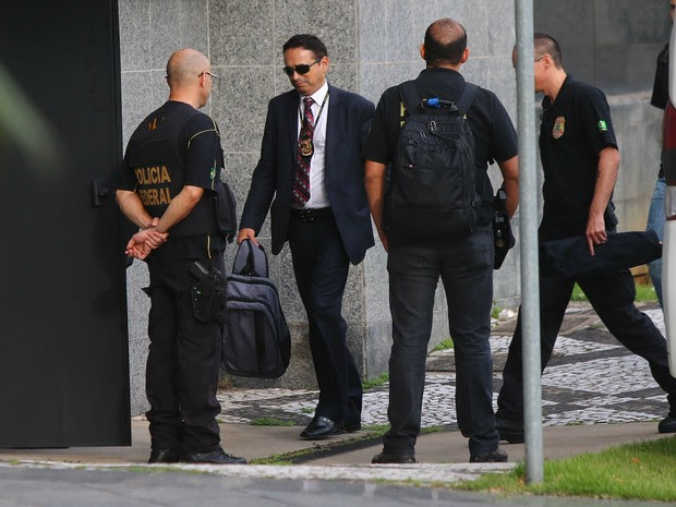 Movimentação na sede da Polícia Federal, em São Paulo, na manhã desta terça-feira (22), durante a 26ª fase da Operação Lava Jato. (Foto: Marcos Bezerra/ Estadão Conteúdo)