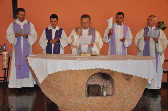 Dom Dimas Lara Barbosa, arcebispo eleito de Campo Grande, celebra missa no IV Encontro de Jornalistas da CNBB, realizado no último mês de março. Detalhe para o sacrário no meio do horrendo altar.