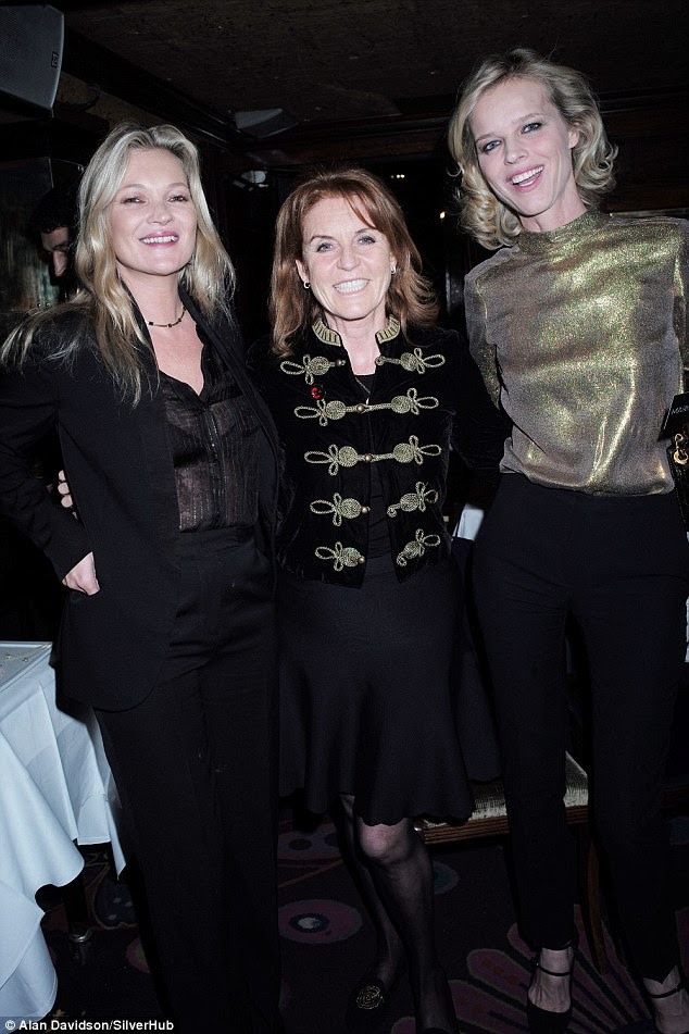 Moda e realeza: O modelo tinha sido na empresa real no evento, como ela foi vista sorrindo e conversando com a duquesa de York, Sarah Ferguson