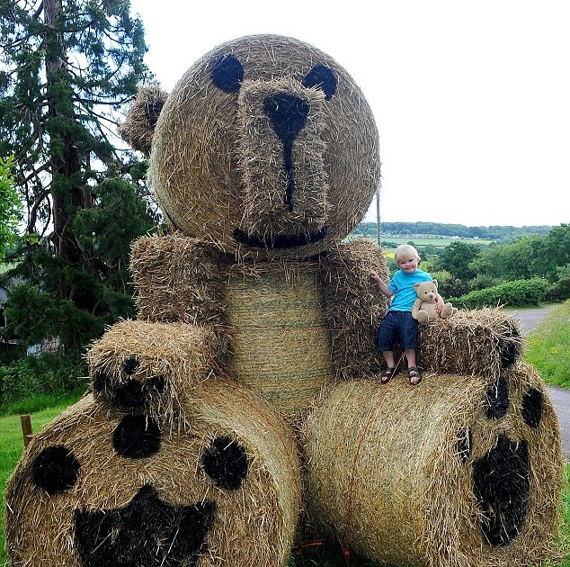 The Quirky Globe: Farmer builds 18 foot high teddy bear from straw bales