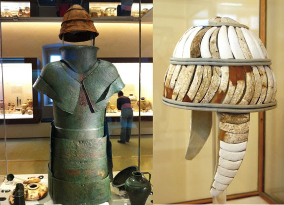 Αριστερά :  χάλκινη Μυκηναϊκή πανοπλία , μουσείο Ναυπλίου Δεξιά : περικεφαλαία από χαυλιόδοντα 