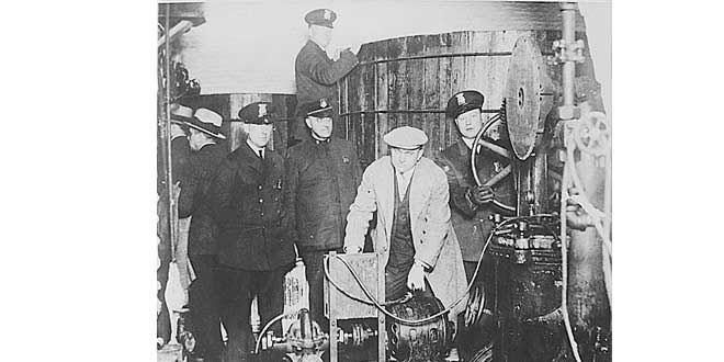 Policía de Detroit inspeccionando durante la Ley Seca