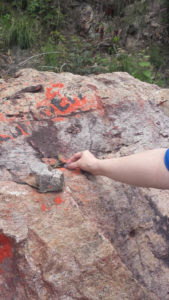 La delegación depositó en una de las rocas una piedra del Lago Superior del norte de Estados Unidos, como símbolo del compromiso de ser testigos y de llevar su mensaje a su país