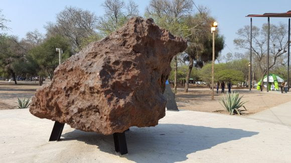 The el Chaco meteorite on display. Credit and copyright: Pelin Rodriguez. 