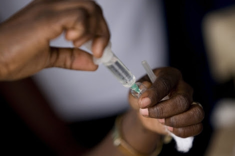 Una enfermera prepara una vacuna en el centro de Barumbu, Kinsasa. | Olivier Asselin-AP